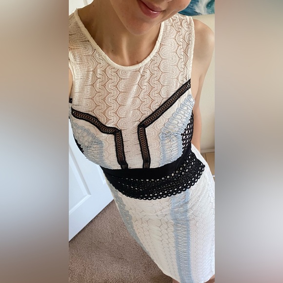 🎉 Host Pick! 🎉 Lace Appliqué Dress Size M - Picture 1 of 16